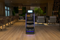 KBS Serviceroboter T5 mit Display und leeren Etagen in Frontansicht. Positioniert im Gastronomieraum – bereit zur Bestückung für den autonomen Einsatz am Gast.