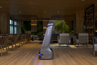 KBS Serviceroboter T5 in seitlicher Ansicht. Drei Servierebenen, schmaler Aufbau und gut sichtbares KEENON-Logo. Ideal für den Einsatz auf engen Laufwegen in Restaurants oder Hotels.