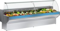 KBS Kühltheke Pablo, Ansicht mit gefüllter Auslage: Salate, Käse, Gemüse. Blaue Frontblende sorgt für frisches Erscheinungsbild in der Feinkosttheke. KBS Kühltheke Pablo, Ansicht mit gefüllter Auslage: Salate, Käse, Gemüse. Blaue Frontblende sorgt für frisches Erscheinungsbild in der Feinkosttheke.