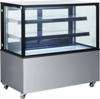 KBS Kühlvitrine Cube 120, freistehend mit Glasaufbau und zwei Glasetagen, Frontansicht, auf Rollen, ideal für Cafés und Bäckereien.