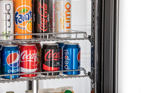 KBS Panoramavitrine Quad Basic, Detailansicht gefüllter Getränkeböden mit Softdrinkdosen, Nahaufnahme innen, Einsatz im Einzelhandel. KBS Panoramavitrine Quad Basic, Detailansicht gefüllter Getränkeböden mit Softdrinkdosen, Nahaufnahme innen, Einsatz im Einzelhandel.