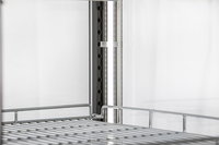 KBS Panoramavitrine Quad Basic, Innenraum mit Gitterboden und seitlicher LED-Beleuchtung, Nahaufnahme von schräg vorne. KBS Panoramavitrine Quad Basic, Innenraum mit Gitterboden und seitlicher LED-Beleuchtung, Nahaufnahme von schräg vorne.
