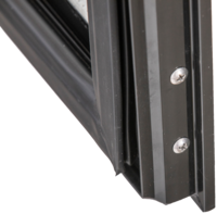 KBS Panoramavitrine Quad Basic, Detailaufnahme schwarze Türdichtung mit Befestigungsschrauben, Nahaufnahme.