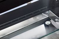 KBS Belegstation Sushi 1810, Detailaufnahme Innenbereich mit Glasabdeckung und Edelstahlboden, geeignet für Sushi-Präsentation.