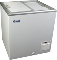 KBS Tiefkühltruhe mit Schiebedeckel in weißer Frontansicht. Kompakte Bauweise, ideal für kleinere gastronomische Betriebe oder Imbisse. KBS Tiefkühltruhe mit Schiebedeckel in weißer Frontansicht. Kompakte Bauweise, ideal für kleinere gastronomische Betriebe oder Imbisse.