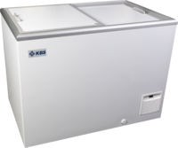 KBS Tiefkühltruhe mit zwei Schiebedeckeln, weißes Gehäuse in leicht seitlicher Frontansicht. Geeignet zur Lagerung tiefgekühlter Waren in Gastronomie oder Handel. KBS Tiefkühltruhe mit zwei Schiebedeckeln, weißes Gehäuse in leicht seitlicher Frontansicht. Geeignet zur Lagerung tiefgekühlter Waren in Gastronomie oder Handel.