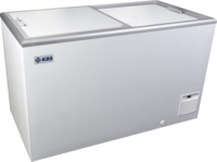 KBS Tiefkühltruhe mit größerem Volumen, weißes Gehäuse mit zwei Schiebedeckeln. Seitlich fotografiert, für größere Mengen Tiefkühlware in Küche oder Lebensmittelhandel. KBS Tiefkühltruhe mit größerem Volumen, weißes Gehäuse mit zwei Schiebedeckeln. Seitlich fotografiert, für größere Mengen Tiefkühlware in Küche oder Lebensmittelhandel.