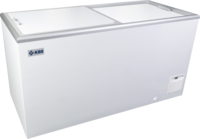 KBS Tiefkühltruhe in seitlicher Frontansicht. Weißes Gerät mit zwei verschiebbaren Deckeln und robustem Randabschluss, ideal für Großküchen oder Eisdielen. KBS Tiefkühltruhe in seitlicher Frontansicht. Weißes Gerät mit zwei verschiebbaren Deckeln und robustem Randabschluss, ideal für Großküchen oder Eisdielen.