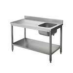 KBS Chef-Tisch mit Spüle links. Das Bild zeigt eine robuste Edelstahl-Arbeitsfläche mit Rückwand und freiem Stauraum unten. Konzipiert für professionelle Küchenbereiche und Zubereitungslinien.