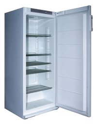 KBS Volltürkühlschrank K 296 mit geöffneter Tür, fünf Ablagen aus Drahtgitter. Kompaktes Gerät für gewerbliche Nutzung.